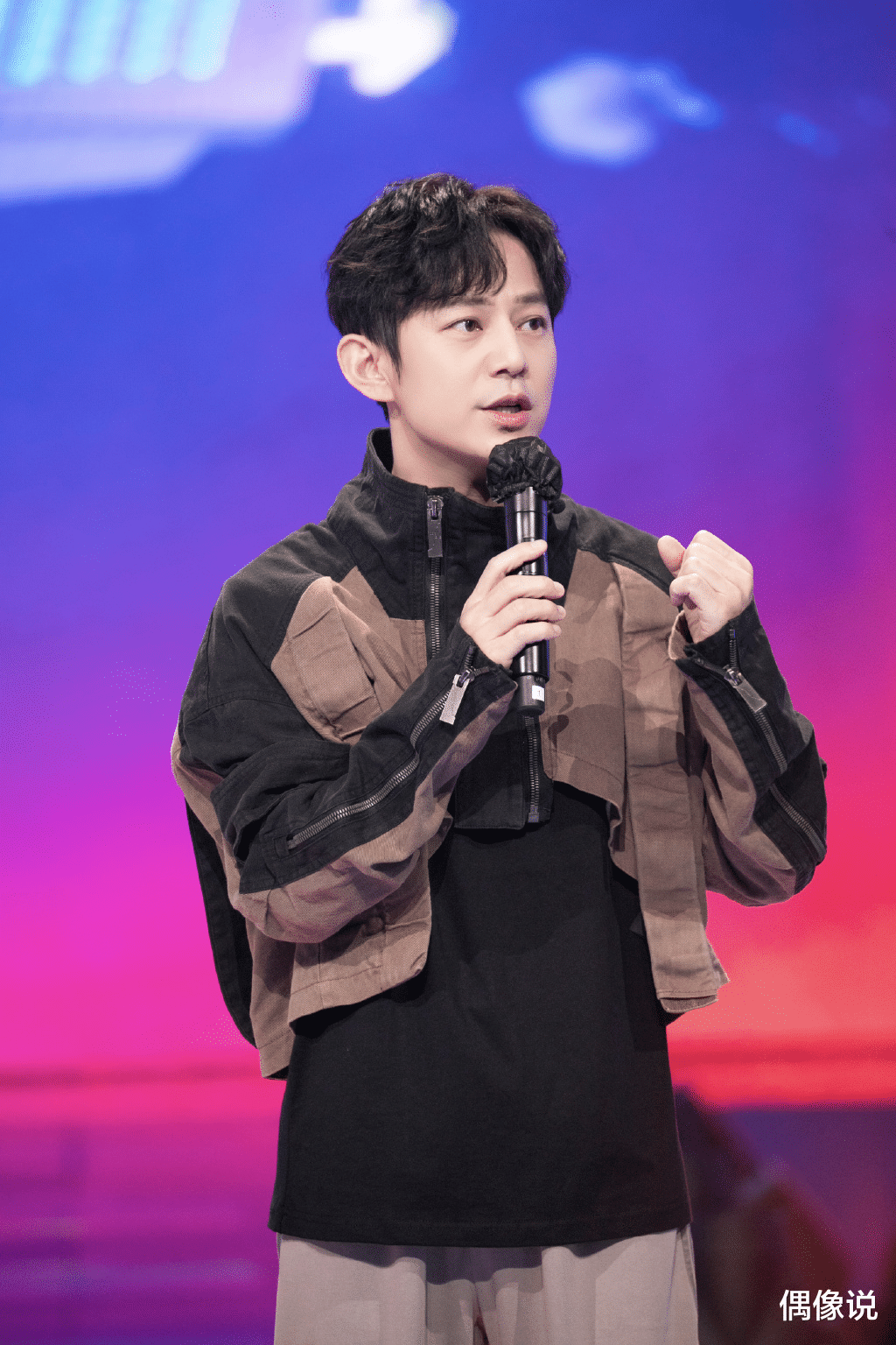 何炅|何炅出道10000天，工作室晒照庆祝：何炅置身竹林，略显沧桑