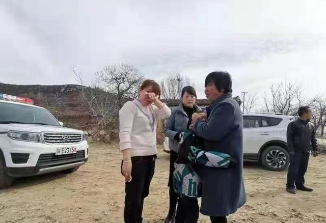 陕视新闻 陕西一6岁男童山上游玩走失 民警和40多名群众兵分四路上山展开地毯式搜索