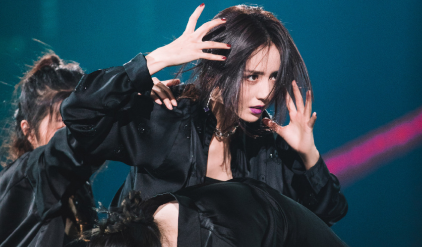 杨钰莹|佟丽娅穿黑色露脐吊带背心跳舞,眼神透着自信,浑身散发光芒