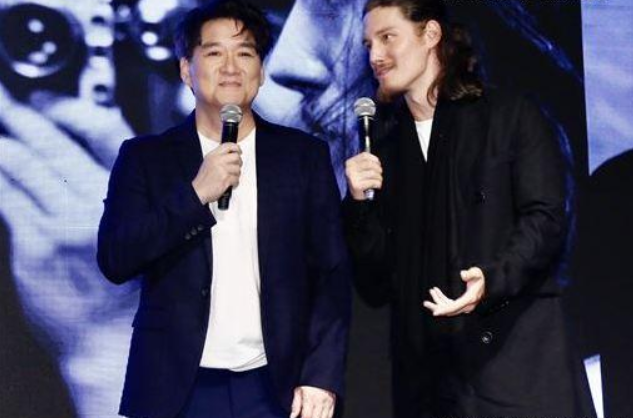 周华健|周华健为儿子庆生，90后儿子长相苍老似兄弟，他一口白牙很突出