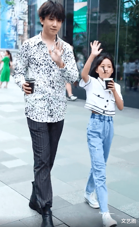 张迪|《变形计》张迪和丽姐逛街被偶遇，丽姐很潮大长腿吸睛，土味全无气质比张迪还社会