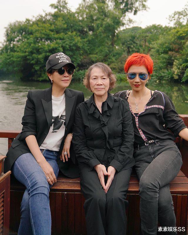 劉嘉玲帶75歲母親遊西湖，弟媳婦一頭紅發搶鏡，一傢人氣質真好-圖3