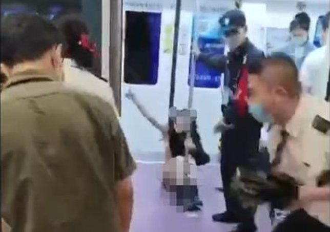 保安 西安女子地铁内被保安拖拽下车，衣衫不整狂喊救命，官方回应了
