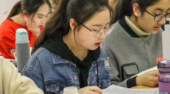 大学生|2021年乡镇扩招公务员，放宽报考条件“三不限”，应往届生有机会