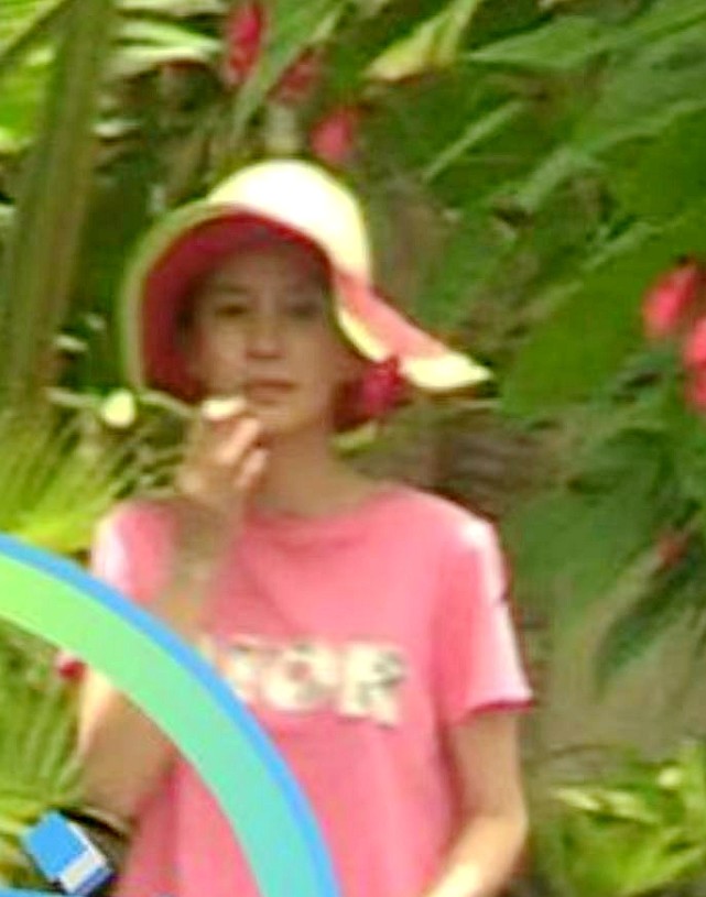 明星素颜|Baby三亚度假犯烟瘾,一根接一根地抽,素颜模样差点没认出来