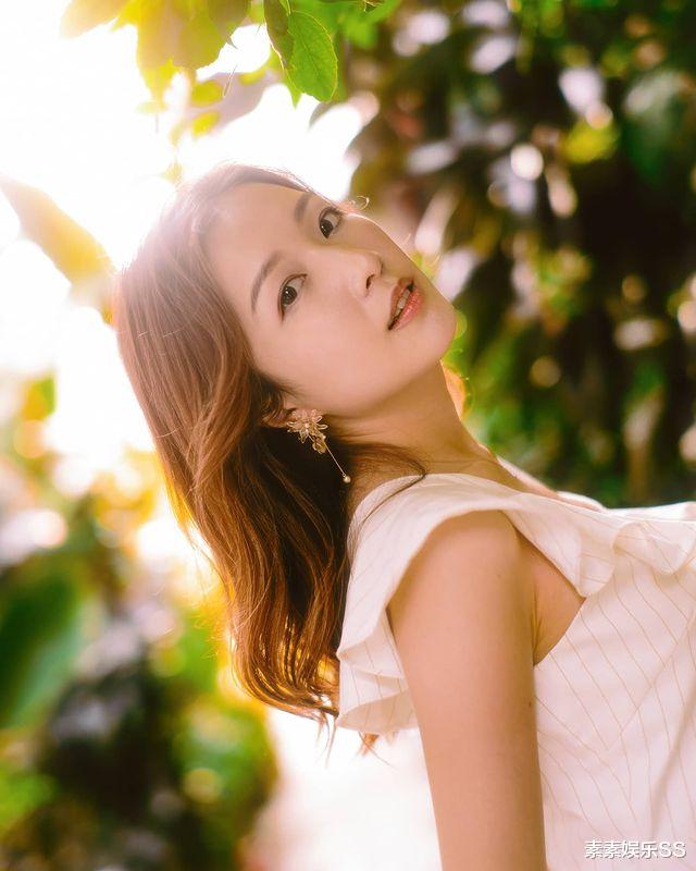 郭嘉文|郭嘉文玩自拍，被提与李泽楷的关系，网友称她用5年青春赚1个亿