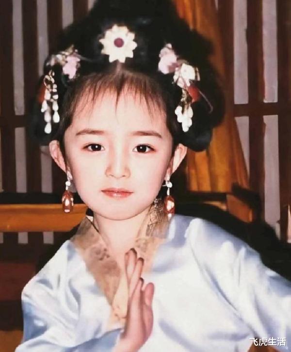 宋仲基|17年前,有谁注意到刘亦菲身后打伞的小女孩,现已火得一塌糊涂!