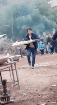 悠久之树|搞笑GIF段子：一点就行，一点点就可以了！你也没打开瓶盖呀！