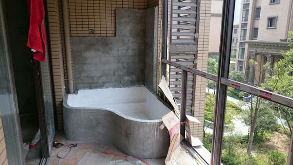 |在自家阳台上砌个鱼池,成本不过1000块,邻居看完都说好!