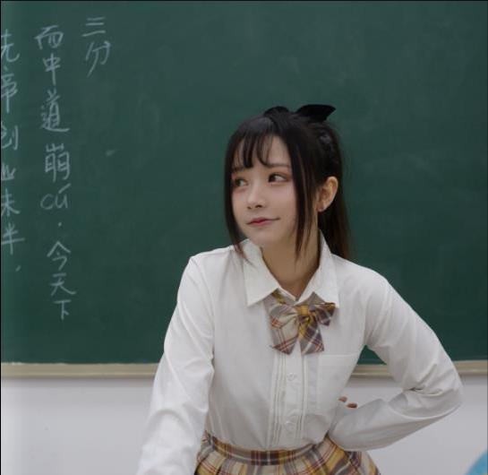 制服|年轻女老师为活跃课堂气氛，穿JK为学生上课，此举引来家长担心