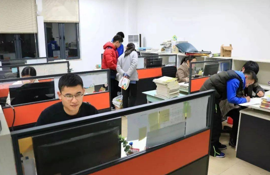 星座性格|寒暑假被取消,改为“8小时”工作制,众多老师却拍手叫好