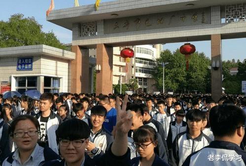 老李侃学习|我国教育部表示禁止复读，毛坦厂中学却顶风作案，招生简章引争议