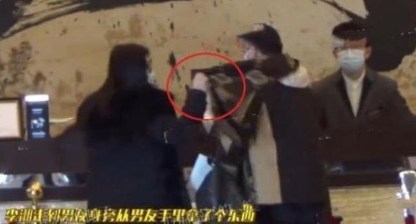 杨幂|李湘恋情再添实锤？与年轻男子现身酒店，搬行李与对方同居