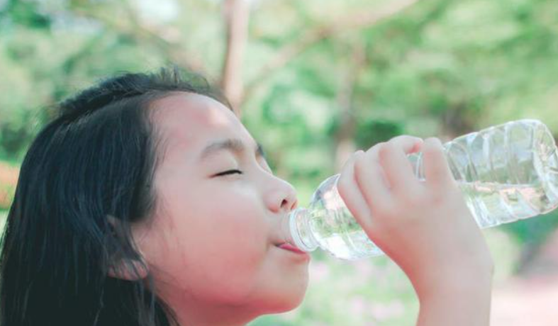 美芽妈妈 9岁女孩喝了“一口水”，导致食管报废，元凶很多家里都有