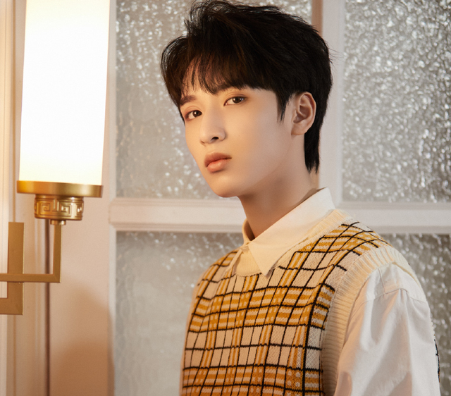 周深|华语男歌手最新排名：周深王源险些吊车尾，第一名被嘲实力不符