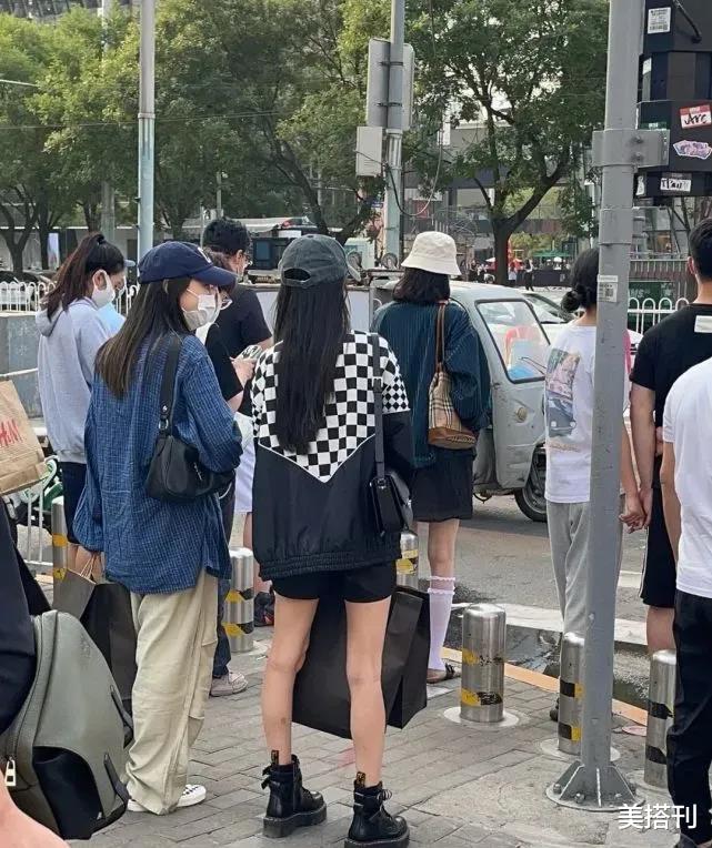 杨幂|杨幂又双叒去逛街了！穿黑色oversize针织衫秀美腿，玩起了挑染发