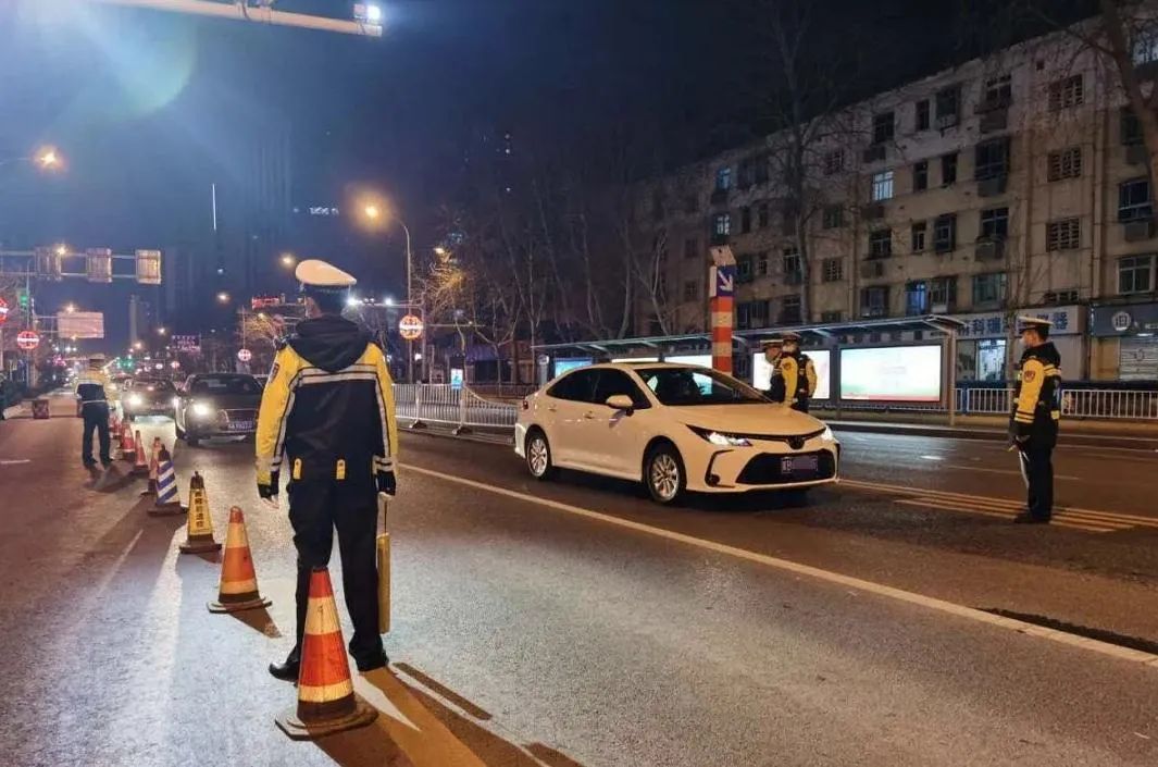 晚上走高速被\假交警\吓一跳? 车主: 这不算什么, 还有更坑的!
