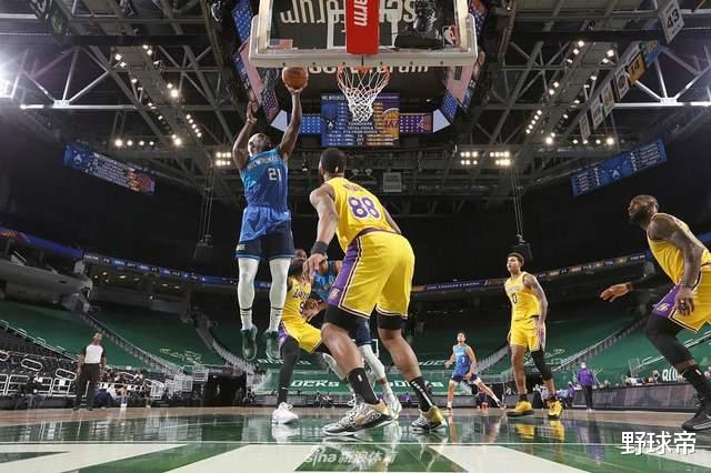 水货|球探眼花了?水货当状元,超巨却被选成15号秀!场均29+13+5逆袭成MVP!