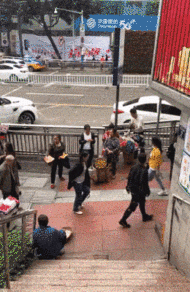 化妆师 搞笑笑话，动图：小妹妹也是厉害了，小脚挻灵活！