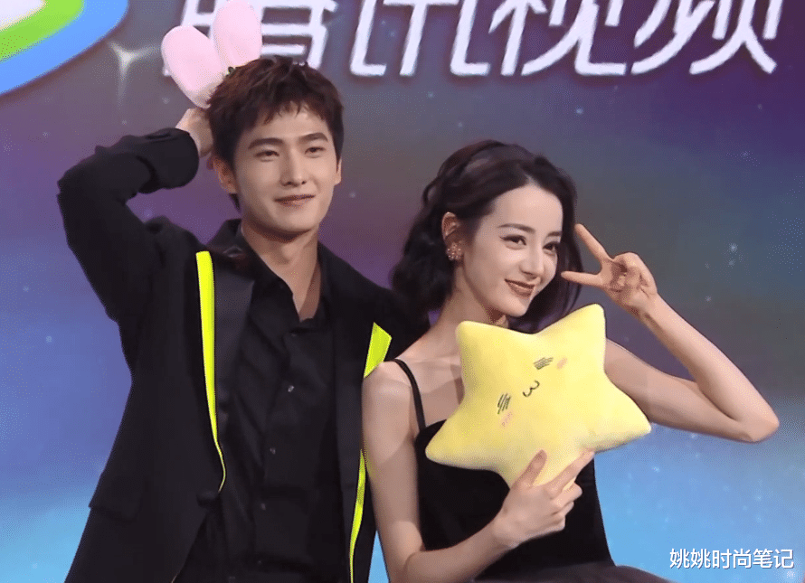 姚姚时尚笔记|迪丽热巴、杨洋《你是我的荣耀》发布会对视太甜，时尚造型太惊艳