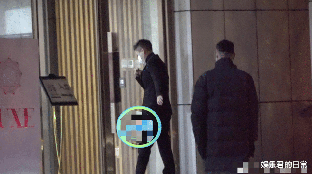 曹云金|曹云金身边又换新人？与神秘女子一同泡吧回家，女方穿长靴身材辣