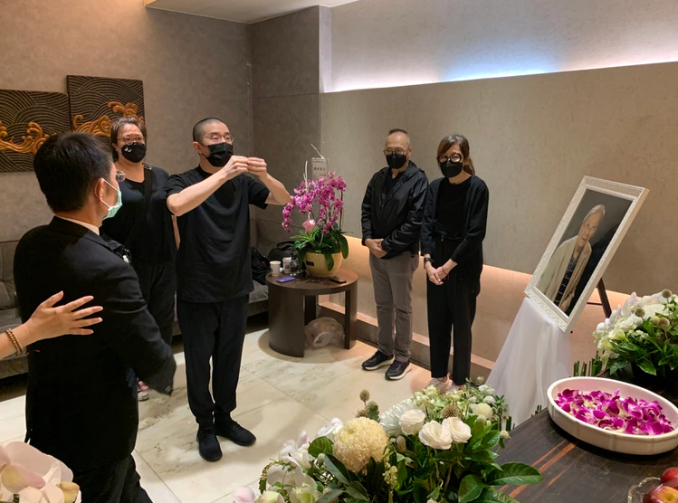 杨幂|房祖名一身素衣现身灵堂，代替母亲给恩师李行上香，曝林凤娇情绪崩溃