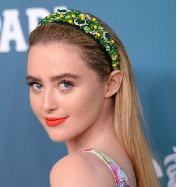 灵熙说珠宝 凯瑟琳-纽顿:4岁入演艺圈,神似迪丽热巴,一个会演戏的高尔夫人