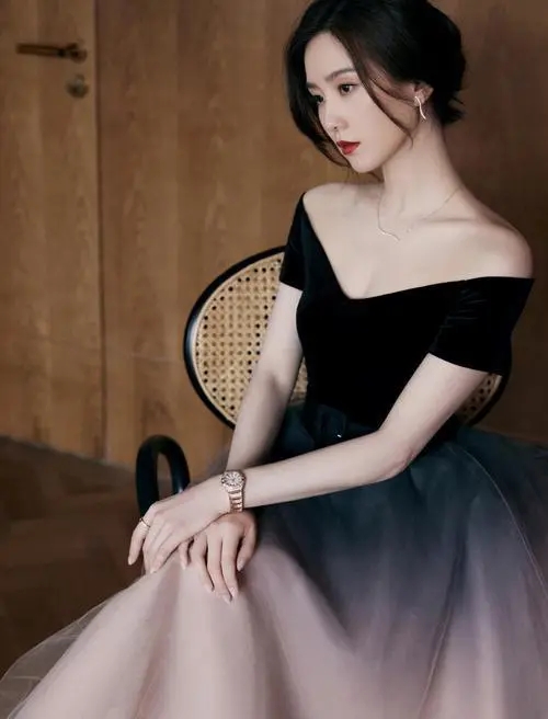 卓伟|刘诗诗穿“黑丝”，看她将腿抬起那刻，网友：这腿型真是让人羡慕