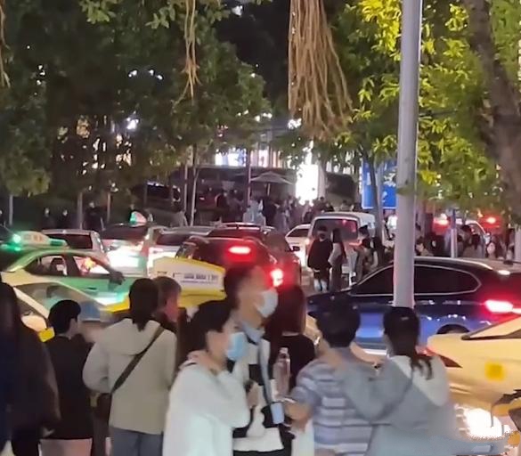 混过社会?广东被保安捅伤奔驰车主履历曝光,网友:想起昆山龙哥