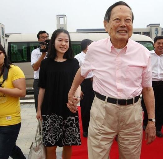 翁帆|2004年82岁的杨振宁突然宣布说要迎娶28岁的翁帆，爷孙恋令人震惊