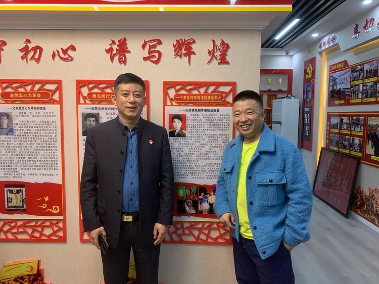 星耀见闻 转业军人影视戏剧导演张成晓勇到县退役军人事务参观杰出军人展馆