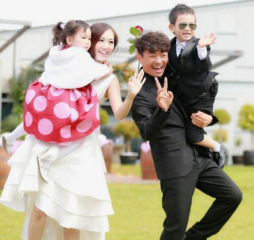 王宝强|离婚后王宝强马蓉各带一个孩子，四年过去，出现了这么大的差距。