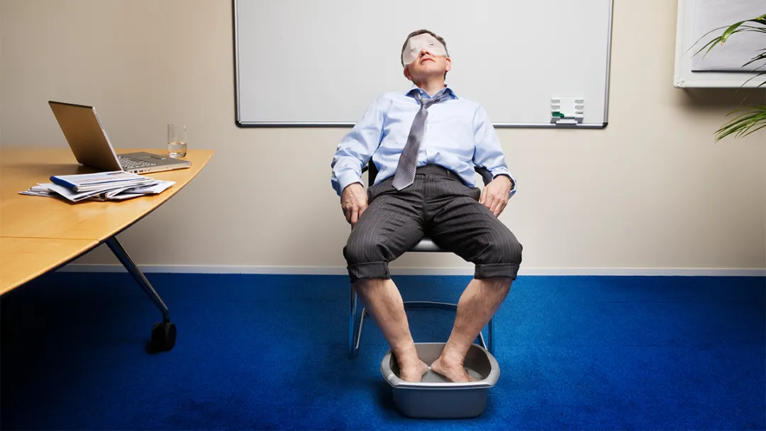 西装|当责领导力|对付摸鱼同事,一定要聪明点