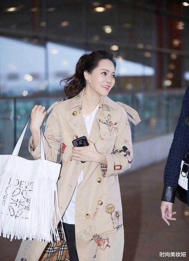 风衣|52岁伊能静又变美了，穿涂鸦风衣配高马尾走机场，差点认不出