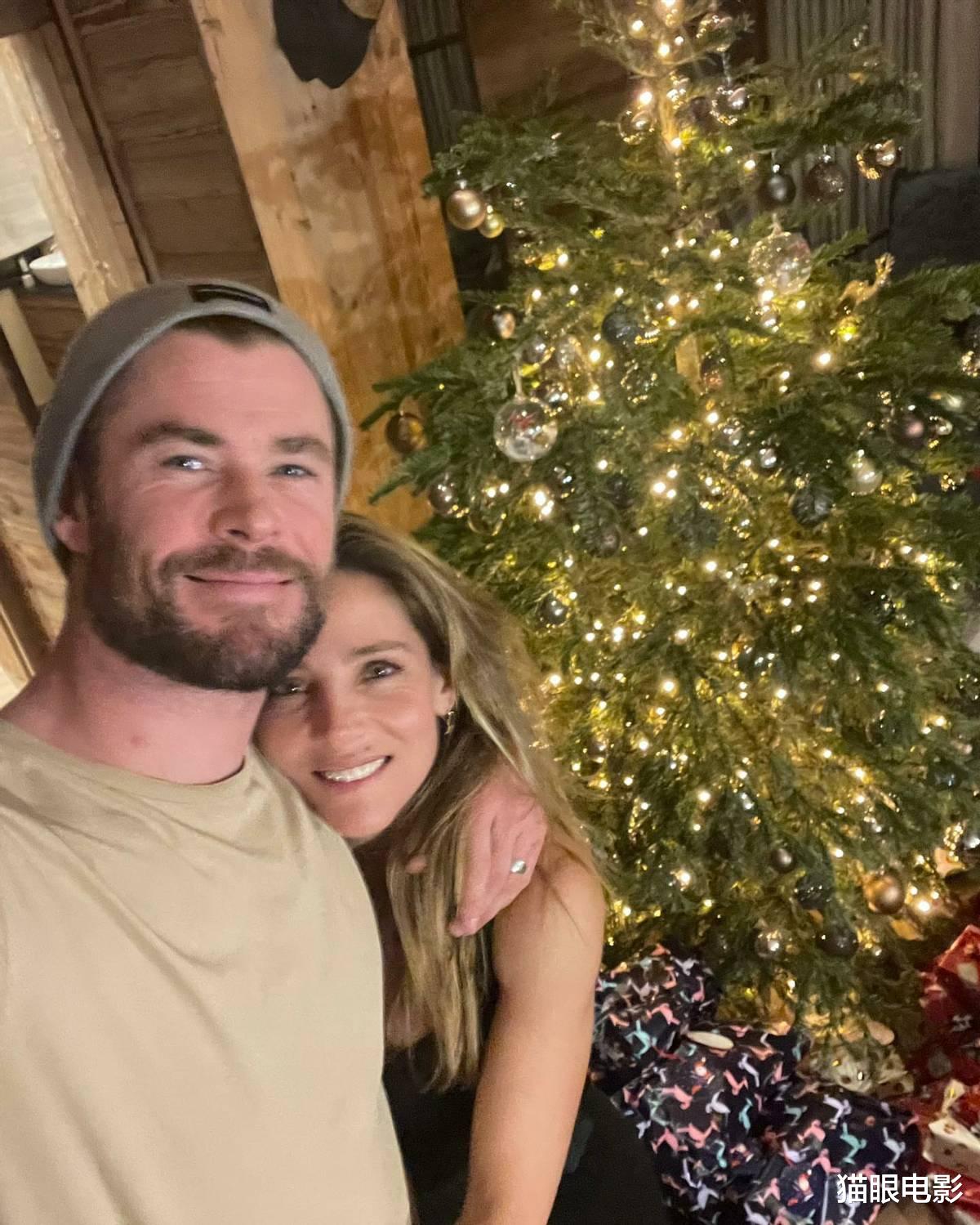 克里斯·海姆斯沃斯|漫威雷神一家5口度假！3个儿女金发抢镜，孩子还穿了猫版复联英雄