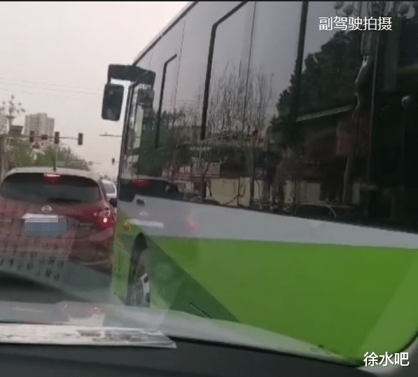 徐水吧 保定这里的公交有特权？红绿灯下压实线、随意变道……