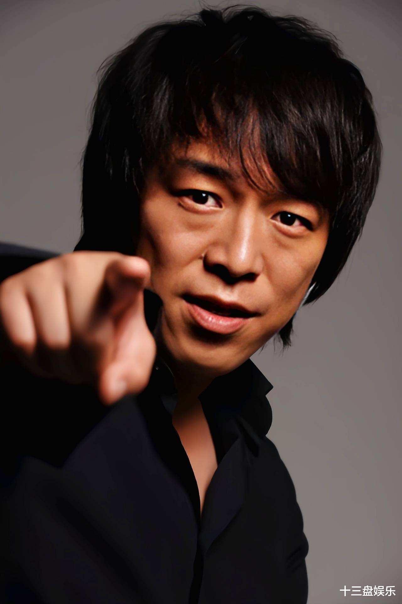 黄渤|黄渤辟谣挽手的是经纪人，网友：理解不了手挽手的男女同事关系