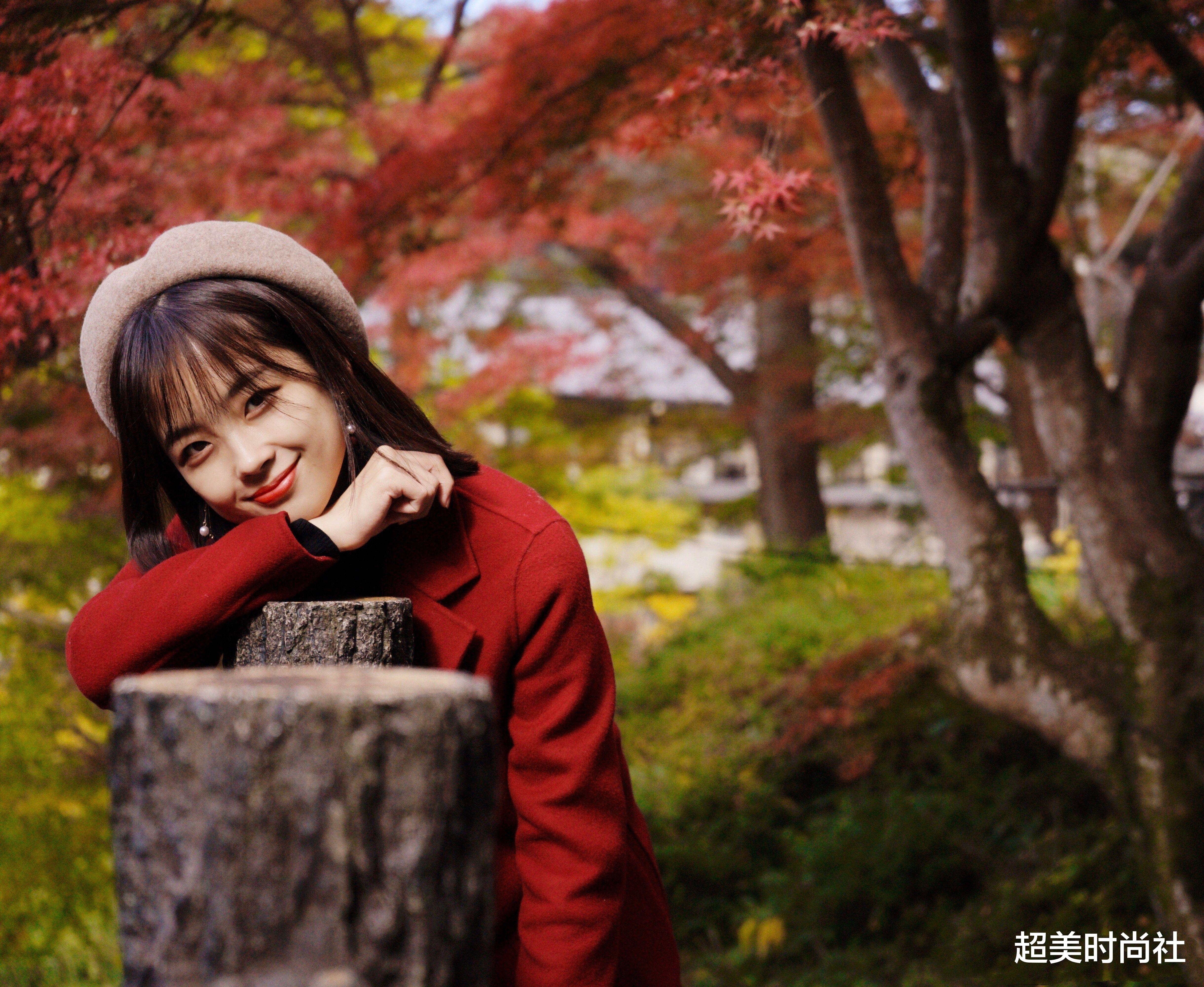 翻译|女翻译张京获网友好评，五官大气举止从容，将黑西装穿出明星范