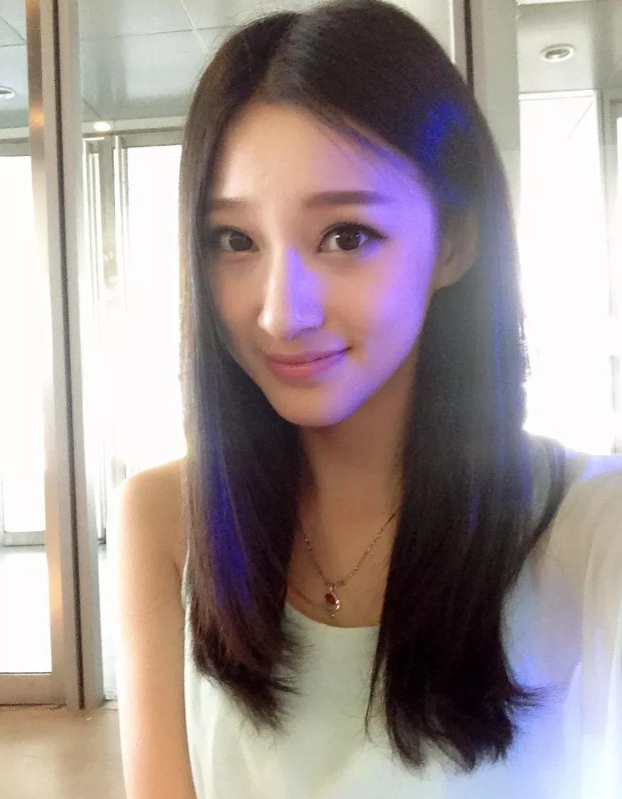 |央视美女主持人马凡舒，网友直呼：简直仙女下凡！怎么这么好看？