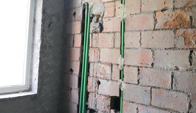 冷热水管的间距15公分，是怎么测量出来的？是管中心的距离吗？