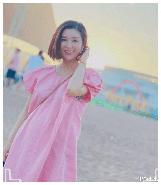 里尚七七|李小萌二胎后首露面，挺9月大孕肚助阵王雷胖成球，水肿得太厉害