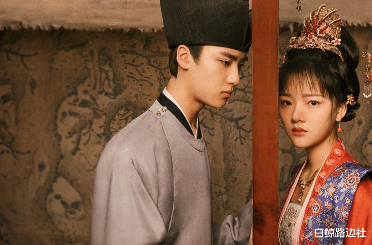 任敏|16岁男演员再翻车？深夜和女友人街头抽烟，曾直播怼任敏脚臭人老