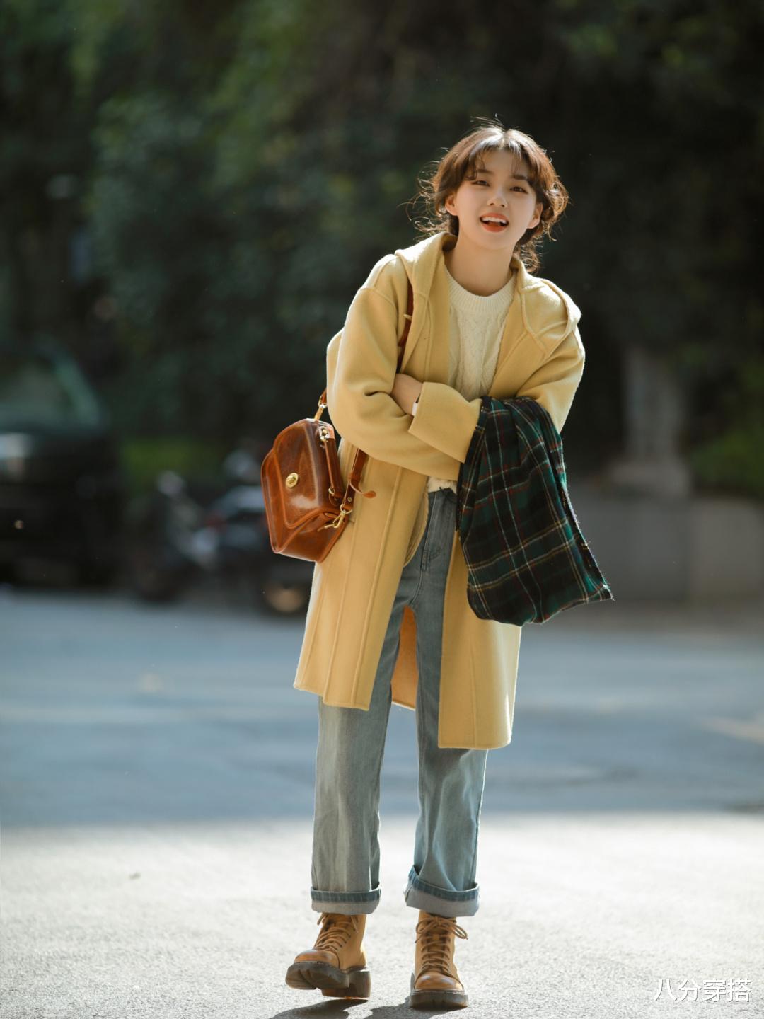 八分穿搭 保暖洋气的冬季穿搭示范，鹅黄色大衣配牛仔裤减龄温柔，时髦精致