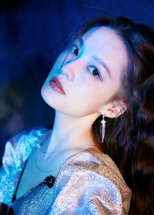 旗袍公馆 李沁的纯情气质太显嫩,穿银色裙时髦又显贵,少女感不输00后