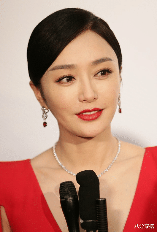 八分穿搭 秦岚穿衣太“心机”，一袭红色低胸连衣裙高贵精致，42岁还这么美