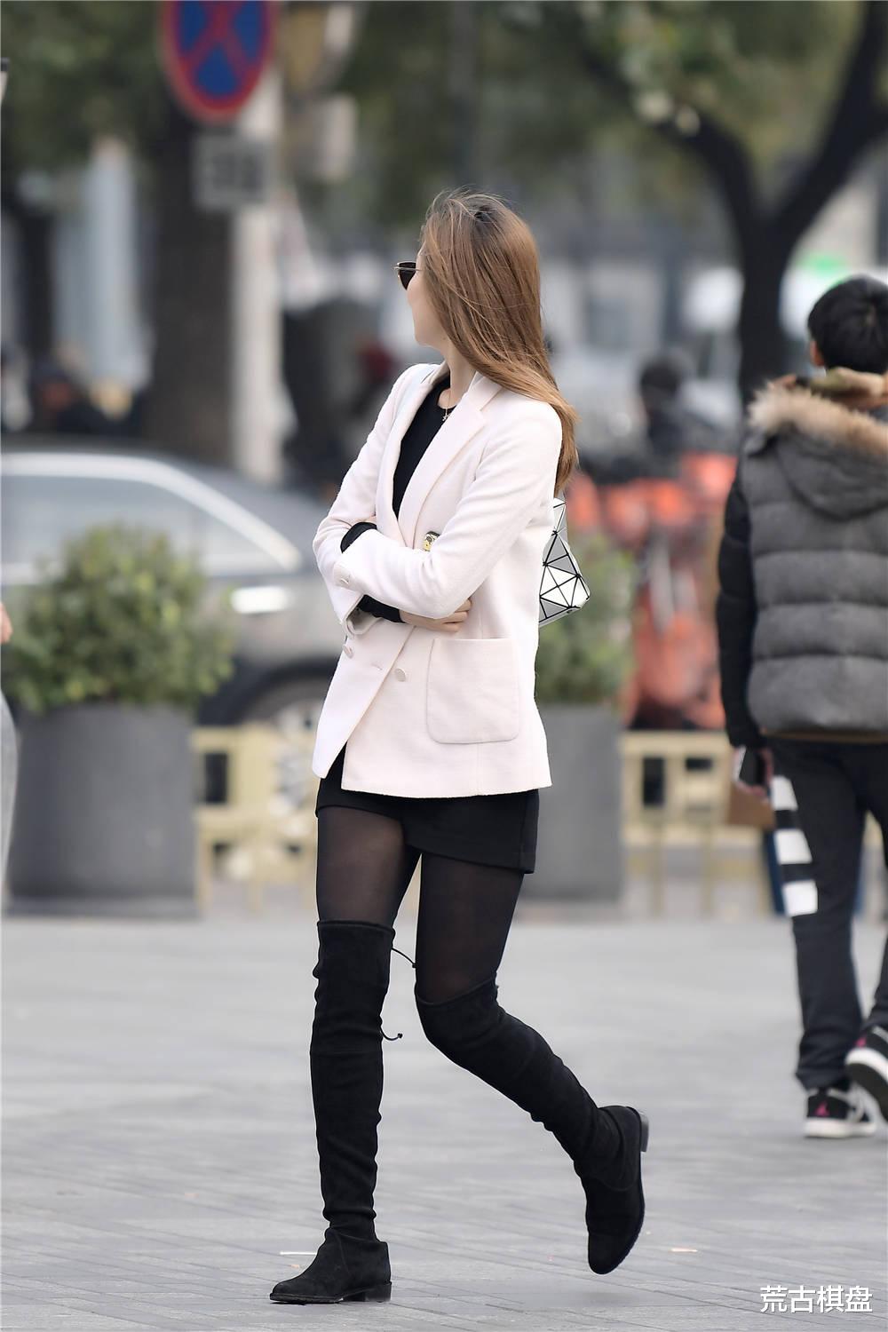 荒古棋盘 黑色过膝靴，秋冬季节经典，搭配厚实的黑色丝袜，时尚还显气质