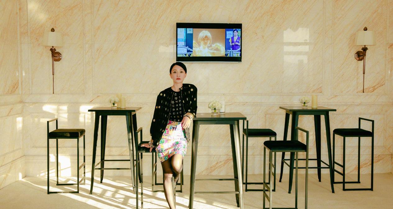 方脸妹说时尚|周迅有幸为国货代言，穿露脐西装配喇叭裤却瘦成麻杆，目测就70斤