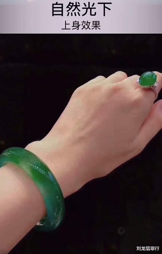 玉雕|观察翡翠原石色料要在自然光下?打灯看到的颜色是真色吗?