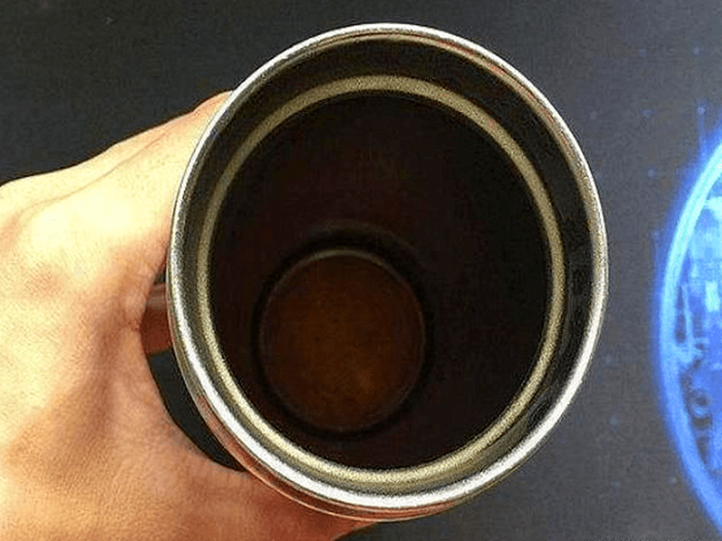 “夺命保温杯”遭央视曝光，热水进“毒水”出，很多家长还在购买