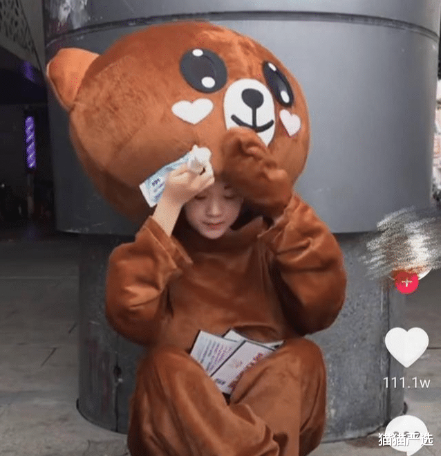 短发 13岁辍学19岁成为董事长,3年买7套房,如今她的护肤品市值300亿